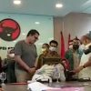 Momen Rindu Anggiat Pasaribu Temui Ibu Arteria untuk Minta Maaf