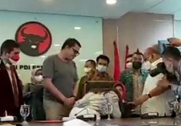 Momen Rindu Anggiat Pasaribu Temui Ibu Arteria untuk Minta Maaf