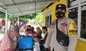 Briptu Sahfil Monitoring dan Pengamanan Vaksinasi di Desa Poi