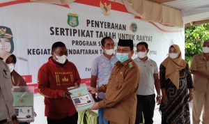 Bupati Pasangkayu Serahkan Sertifikat Program PTSL