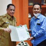 Ketua DPRD Touna Serahkan Rekomendasi Dukungan Guru Tua Jadi Pahlawan Nasional ke Wagub Sulteng