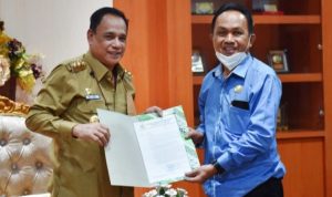 Ketua DPRD Touna Serahkan Rekomendasi Dukungan Guru Tua Jadi Pahlawan Nasional ke Wagub Sulteng