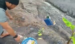 Viral Pria Tendang dan Buang Sesajen, Siapa Dia?