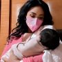 Gendong Cucu Pertama, Krisdayanti: Cahaya Sempurna Bagi Keluarga