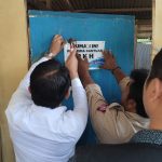 Bupati Sigi Pasang Plang Penerima PKH dan Kartu Sigi Masagena di Bangga