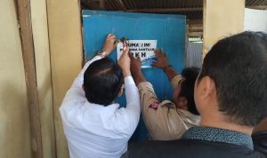 Bupati Sigi Pasang Plang Penerima PKH dan Kartu Sigi Masagena di Bangga