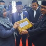 Bupati Pasangkayu Serahkan Rancangan KUA-PPAS 2023 ke Dewan