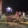 Bhabinkamtibmas Bersama Pemdes Poi Pantau Penggalian Drainase