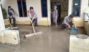 Personil Polres Sigi Bersama Dit Samapta Polda Sulteng Bersihkan Lokasi Banjir Pakuli