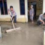 Personil Polres Sigi Bersama Dit Samapta Polda Sulteng Bersihkan Lokasi Banjir Pakuli
