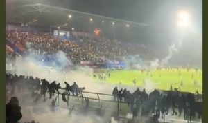 Ngeri! Rusuh di Stadion Kanjuruhan Lebih 100 Orang Meninggal