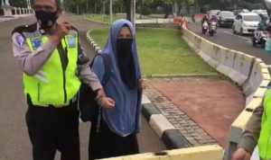 Wanita Bercadar Nekat Todongkan Pistol ke Paspampres di Istana Negara
