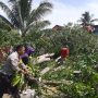 Bhabinkamtibmas Tobadak Lakukan Pembersihan Pohon Tumbang