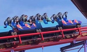Roller Coaster Halilintar Dufan Mendadak Macet Ketik Sedang Menanjak Naik, Pengunjung Auto Panik