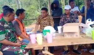 Warga Tamainusi Halau Rombongan  Waris Abbas ke Lokasi Tambang PT CHM