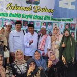 Alumni MA Alkhairat 96 Bagikan Ratusan Nasi Kotak di Haul Guru Tua ke 55