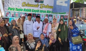 Alumni MA Alkhairat 96 Bagikan Ratusan Nasi Kotak di Haul Guru Tua ke 55