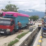 Bekas Pekerjaan Proyek Jaringan Pipa BP2W Sebabkan Truk Fuso Terperosok
