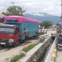 Bekas Pekerjaan Proyek Jaringan Pipa BP2W Sebabkan Truk Fuso Terperosok