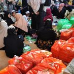 Alumni MA 96 Bagikan Ratusan Nasi Dos di Haul Guru Tua ke 56