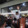 Ribuan Relawan Sambut Anwar Hafid dan Reny Lamadjido di Bandara