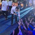 Warga Banggai Rela Berbasah-basah Demi  Anwar-Reny