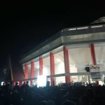Massa di Deklarasi Anwar-Reny Membludak, Ribuan Orang Nobar di Luar GBK
