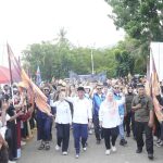 Ribuan Warga Sambut Kedatangan Anwar-Reny di Stadion Gelora Kilongan Luwuk