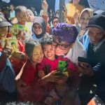 Anak-anak di Kulawi Berlomba Foto Bareng Cagub Sulteng Ahmad Ali