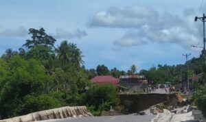 Longsor di Lage, Poso Lumpuhkan Jalan Trans Sulawesi