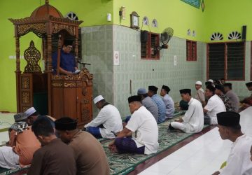Safari Ramadan, Pemprov Sulteng Bagikan Al-Qur’an dan Sembako di Ampibabo