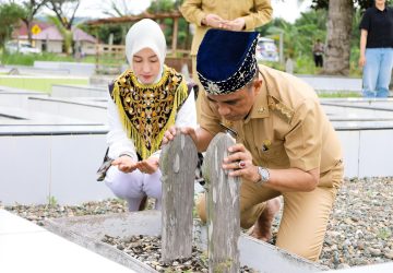 Kunjungan Kerja di Morowali, Anwar Hafid Sempatkan Ziarah ke Makam Orang Tua