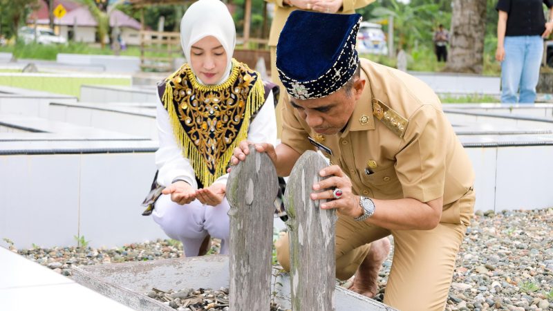 Kunjungan Kerja di Morowali, Anwar Hafid Sempatkan Ziarah ke Makam Orang Tua