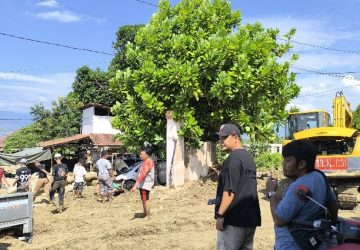 PT Bumi Alpha Mandiri Bantu Warga Silae, Palu Bersihkan Lumpur Pasca Banjir