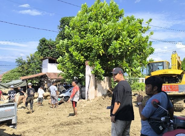 PT Bumi Alpha Mandiri Bantu Warga Silae, Palu Bersihkan Lumpur Pasca Banjir