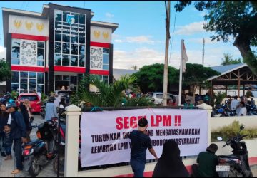 Gegara Dugaan Tanah Dijual ke CPM, Kantor LPM Talise Disegel Ratusan Warga