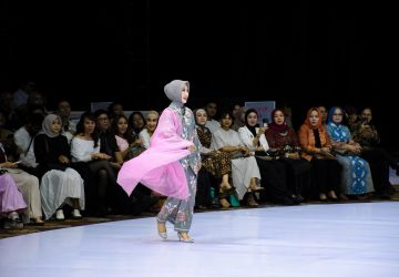 Batik Bomba Tampil Memikat, Ketua Dekranasda Sulteng Turun Langsung ke Catwalk
