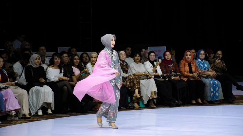 Batik Bomba Tampil Memikat, Ketua Dekranasda Sulteng Turun Langsung ke Catwalk