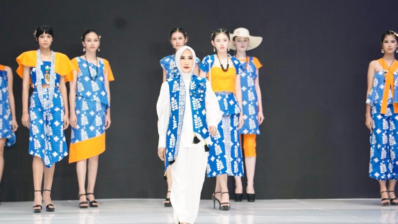 Batik Banava Melenggang di Jogja Fashion Week 2025: Sry Nirwanti Bahasoan Pukau Catwalk Nasional