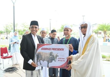 Gubernur Anwar Hafid Serahkan 127 Hewan Kurban, Sapi “Kentung” Curi Perhatian Warga