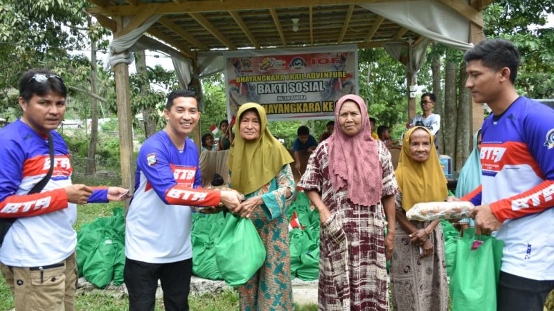 Polda Sulteng Salurkan 110 Paket Sembako di Desa Bale