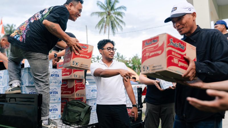 Fathur Razaq Salurkan Ratusan Paket Sembako untuk Korban Gempa Sigi