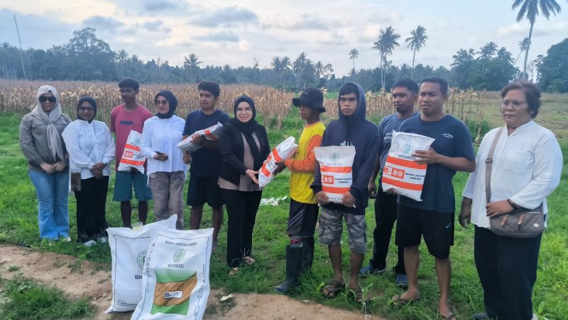 Selpina Basrin Salurkan Bibit Jagung untuk Petani Lobu Mandiri