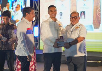 Arus Abdul Karim Raih Legacy Award atas Pengabdian di KADIN Sulteng