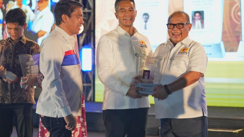 Arus Abdul Karim Raih Legacy Award atas Pengabdian di KADIN Sulteng
